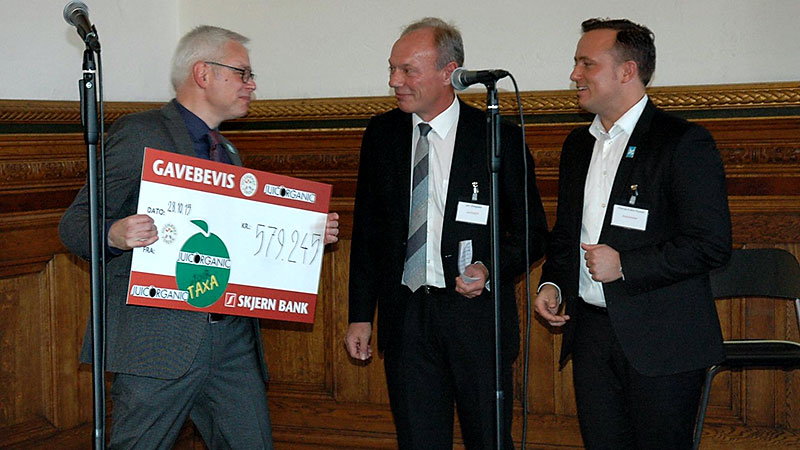 Søren Ravn Jensen, dir. for Julemærkefonden, Jørn Midtgaard, international sales manager JuicOrganic og Thomas Evers, ambassadør og JOTdT rytter.