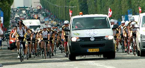 Det første Tour de Taxa hold på Champs-Élysées