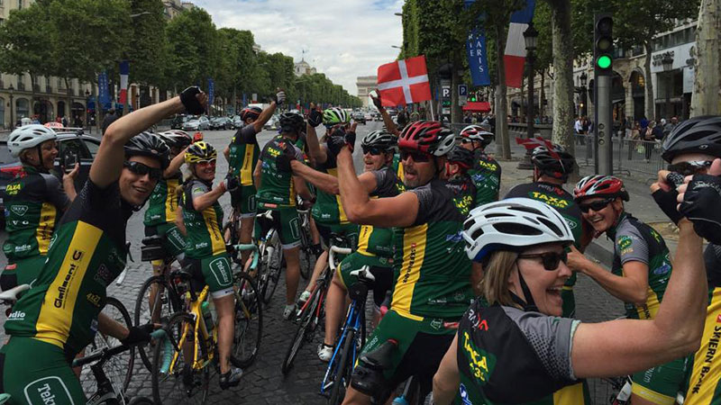 Glæde på Champs Ã‰lysÃ©es.